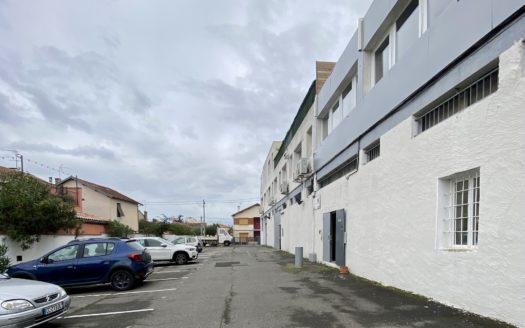 330 m2 au sol + 15 parkings à deux pas du métro