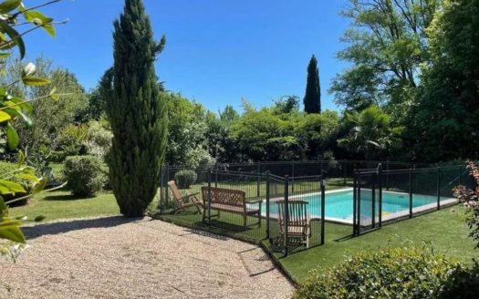 A louer maison de 145 m2 avec 4 chambres, jardin et piscine