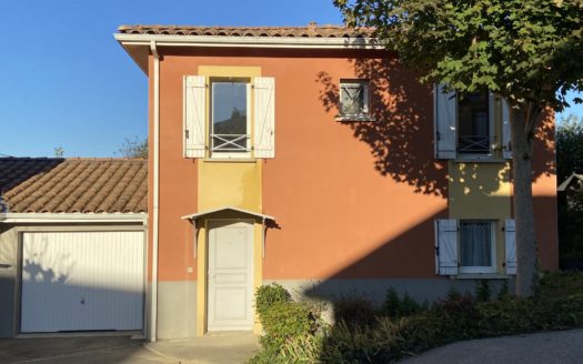 Maison T4 de 90 m2 avec 3 chambres, garage et jardin