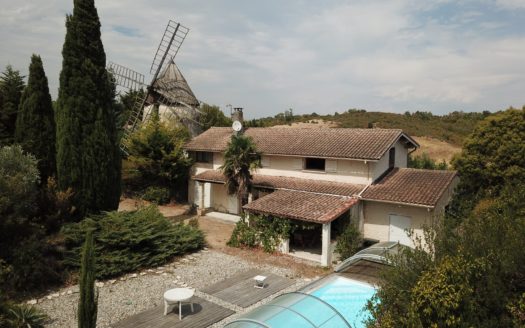 Maison d’environ 230 m2 sur un terrain de 2 800m2 avec piscine