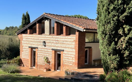 Lauragaise de 281 m2 sur un terrain de 3 000 m2 avec piscine