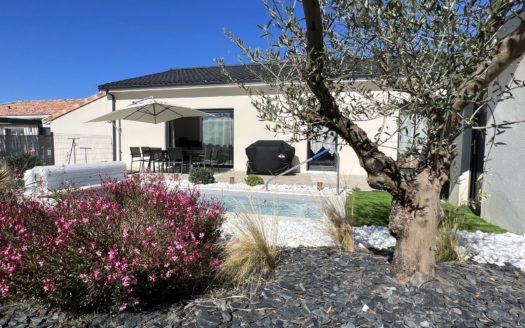 Maison contemporaine de 93 m2 avec piscine sur une parcelle de 482 m2