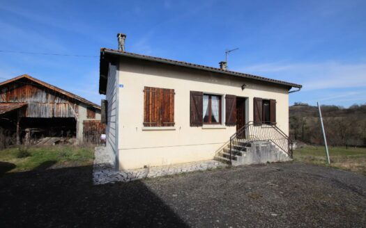Maison 65m2 sur terrain de 6726 m2 avec grange, garage et atelier